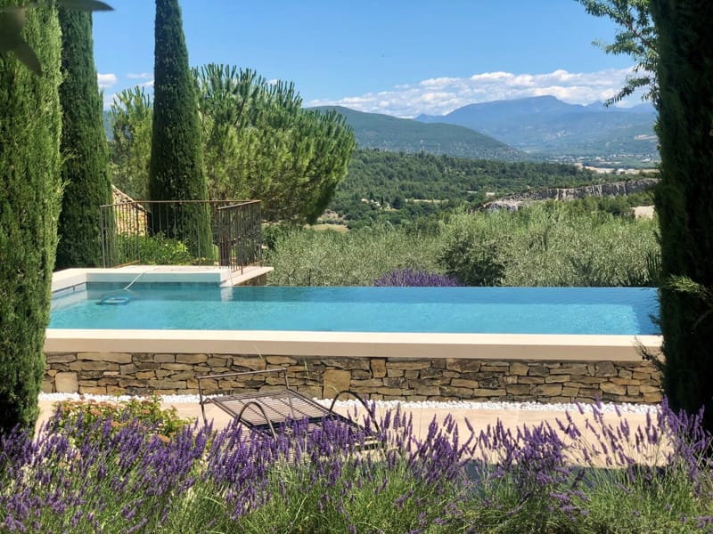 Piscine privée du Domaine des Bergeries face au paysage de Haute-Provence